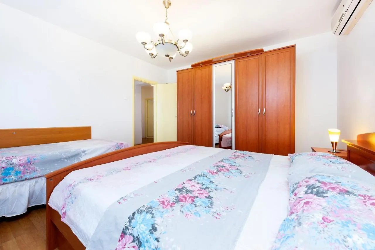 Отель Up To 5 People,Near Beach And Centre Ровинь Гостевой дом